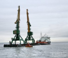 Перевозка кранов на барже 2034